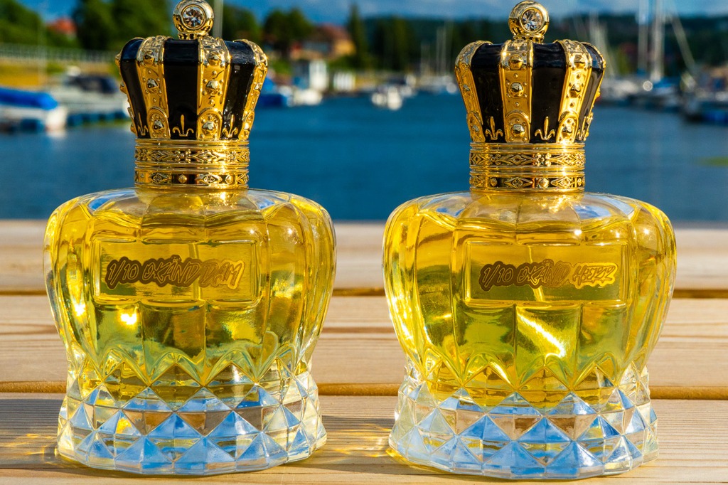 Okänd Both 100ml Crown Bottles showing Engraving